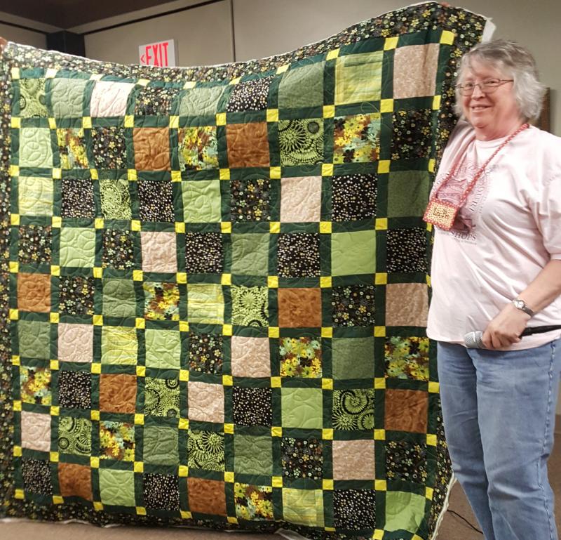 Liz and her flower power quilt 