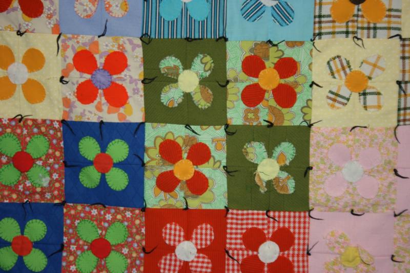 Deb's Flower quilt close up